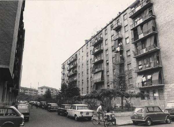 Milano - Via Fiuggi 10-12 - Facciata del palazzo - Bambini giocano in strada