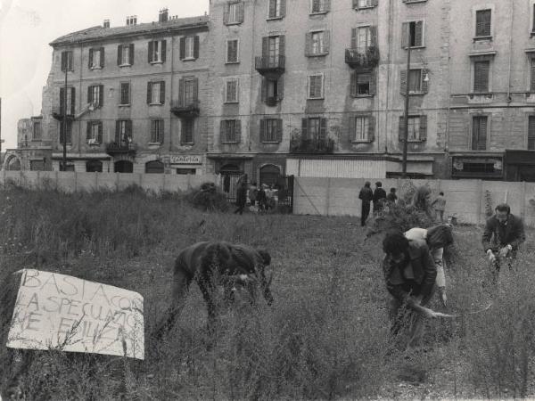 Milano - Via Confalonieri angolo via Borsieri - Area verde abbandonata occupata dai cittadini contro la speculazione edilizia - Cittadini falciano il prato