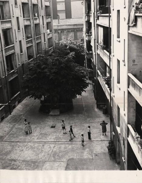 Milano - Via Friuli - Veduta dall'alto - Case popolari e cortile interno - Bambini in cortile - Case degli sfrattati