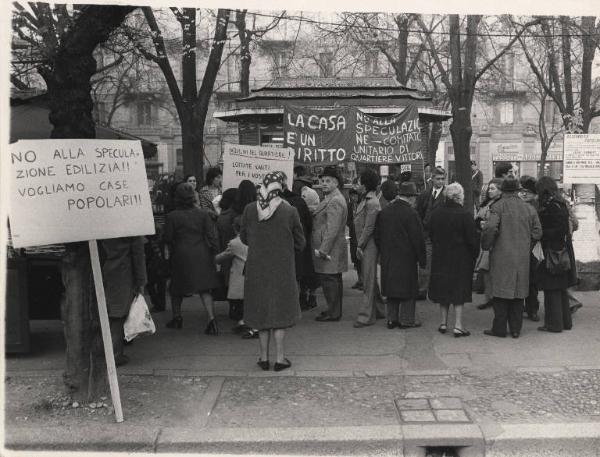 Milano - Piazza Santa Maria del Suffragio - Manifestazione inquilini per la casa