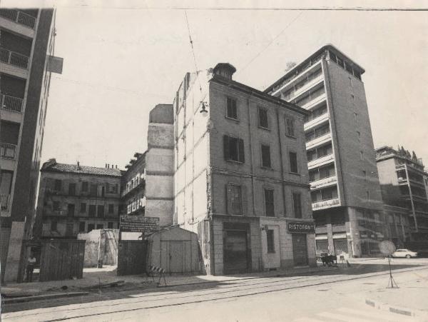 Milano - Via Cesariano - Speculazione edilizia - Edificio demolito per costruirne uno nuovo
