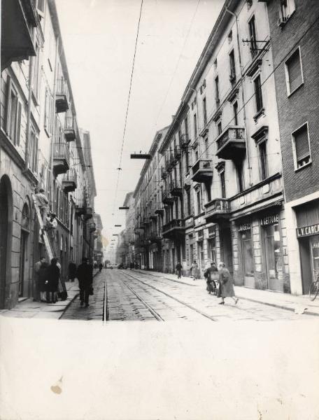 Milano - Via Bramante - Edifici e negozi