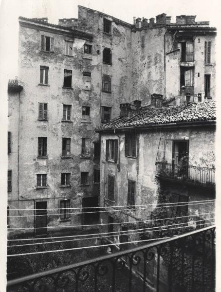 Milano - Via Canonica 4 - Edificio pericolante sotto sfratto