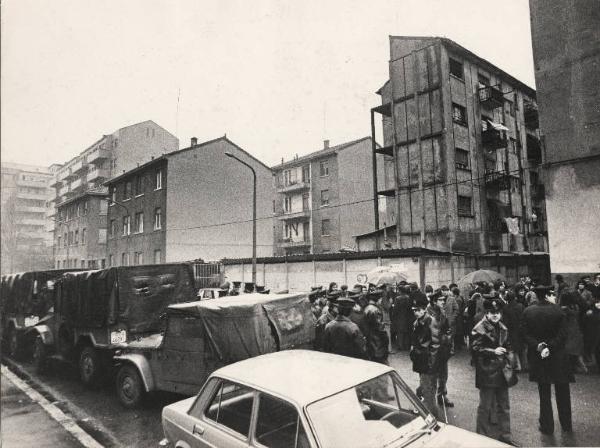 Milano - Via Gianicolo 10 - Sfratto di famiglie - Presidio di cittadini - Presenza della polizia