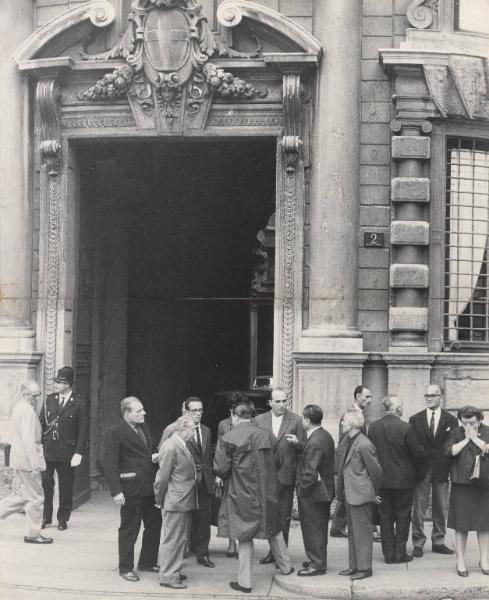 Milano - Piazza della Scala - Delegazione di sfrattati davanti a Palazzo Marino