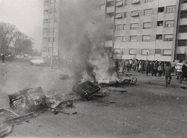 Milano - Via Salomone - Protesta contro gli sfratti - Oggetti incendiati in mezzo alla strada