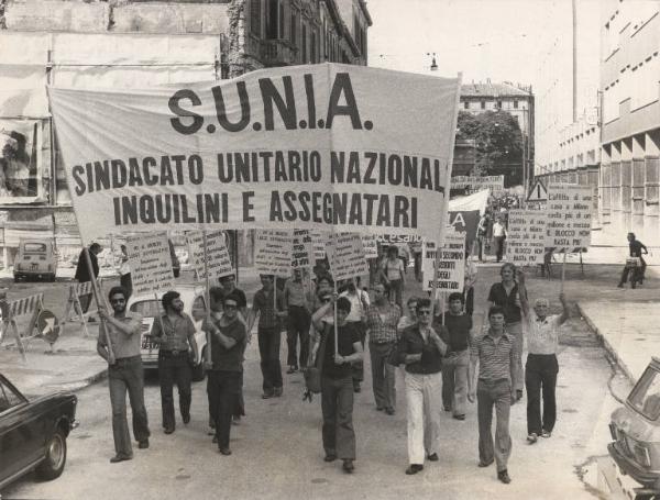 Modena - Manifestazione per la casa organizzata dal Sunia (Sindacato Unitario Nazionale Inquilini ed Assegnatari) - Corteo - Striscioni