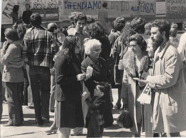 Milano - Via Orti - Manifestazione per il diritto alla casa organizzata dal Sunia (Sindacato Unitario Nazionale Inquilini ed Assegnatari) - Presidio davanti allo stabile