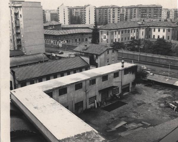 Milano - Via Bartolomeo d'Alviano 69 - Fabbrica metalmeccanica Rovagnati ripresa dall'alto - Fabbrica a rischio licenziamenti e chiusura - Scritta sul muro