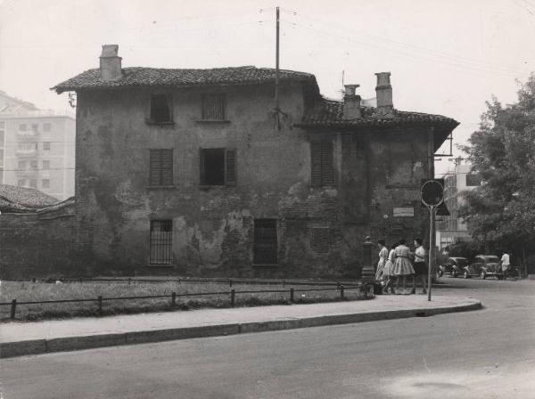 Milano - Via Monteggia - Cascina comunale che sarà demolita - Ragazzine alla fontana