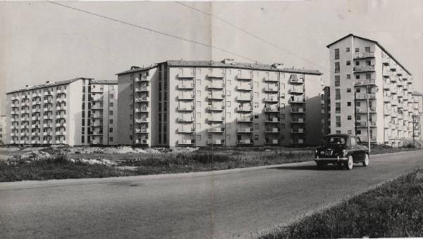 Milano - Nuovo quartiere Morsenchio - Edilizia popolare - Palazzi - Auto