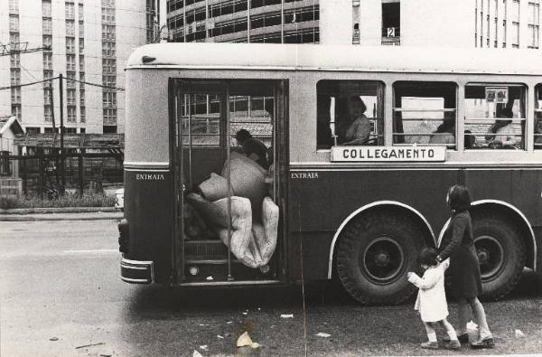 Milano - Viale Tibaldi - Sgombero della casa popolare dello Iacp (Istituto Autonomo Case Popolari) occupata da famiglie senza casa - Trasporto dei materassi sull'autobus