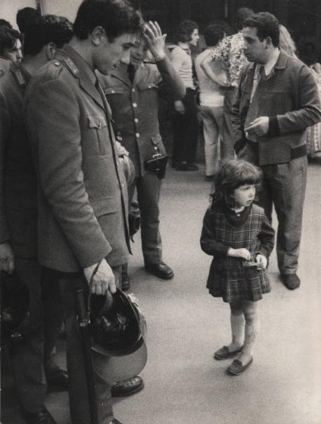 Milano - Politecnico - Facoltà di architettura occupata dalle famiglie sfrattate da via Tibaldi - Interno - Sgombero con intervento delle forze dell'ordine - Bambina con poliziotti