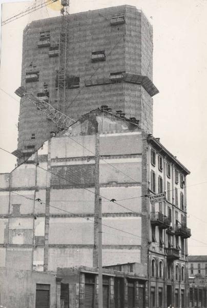 Milano - Viale Sabotino - Speculazione edilizia - Palazzo sventrato dalla Sogene - Nuovo palazzo in costruzione