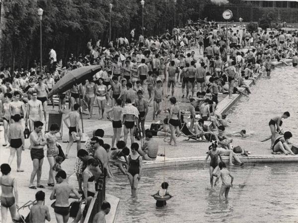 Milano - Piscina affollata per il caldo - Bagnanti