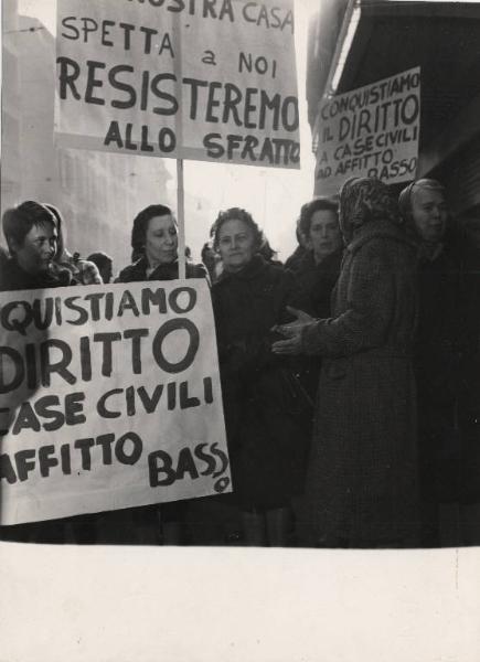 Milano - Corso Garibaldi 15 - Protesta degli sfrattati di Porta Garibaldi davanti al cinema Fossati - Donne con cartelli