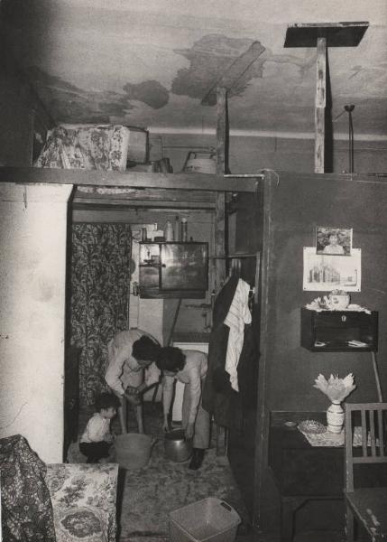 Milano - Corso Garibaldi 75 - Casa del Comune - Interno di abitazione - Casa pericolante da anni in attesa di manutenzione - Allagamento