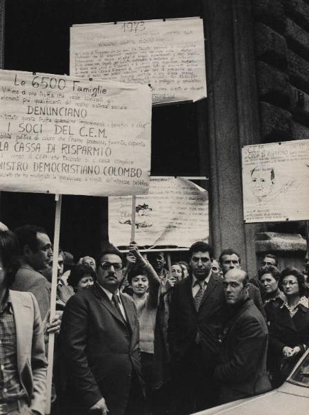 Milano - Protesta delle famiglie truffate dal Cem davanti alla Cariplo - Cartelli di protesta