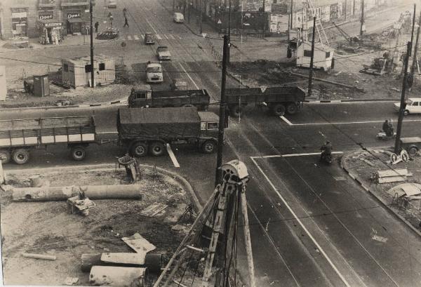 Milano - Piazza Caiazzo - Veduta dall'alto - Traffico