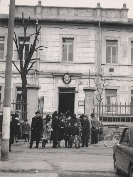 Milano - Quartiere Baggio - Via Anselmo da Baggio - Scuola elementare - Bambini escono da scuola