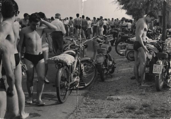 Milano - Idroscalo - Parcheggio dei motocicli - Uomini in costume da bagno