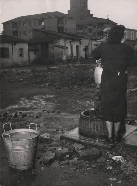 Milano - Ortica - Fontana pubblica - Donna riempie secchi d'acqua