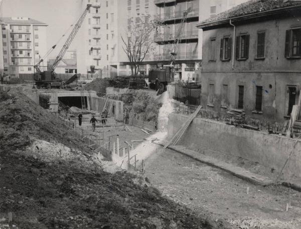 Milano - Via Melchiorre Gioia - Cantiere - Lavori di copertura della Martesana - Operai al lavoro