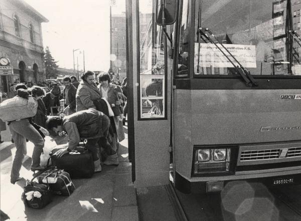 Milano - Stazione Lambrate - Esterno - Bus navetta da una stazione all'altra - Viaggiatori