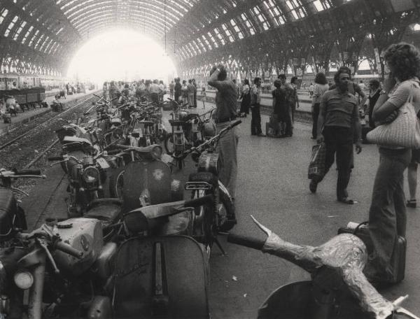 Milano - Stazione Centrale - Banchina - Motociclette e biciclette pronte per la spedizione