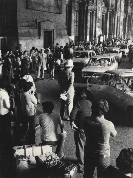 Milano - Rientro dopo le vacanze estive - Stazione Centrale - Viale interno - Folla in coda in attesa di un taxi - Taxi - Vigili urbani