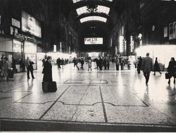 Milano - Stazione Centrale - Interno - Atrio al primo piano