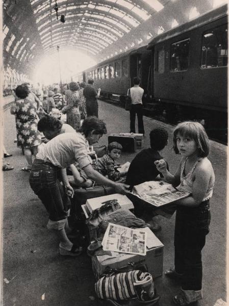 Milano - Stazione Centrale - Banchina dei treni - Attesa del treno