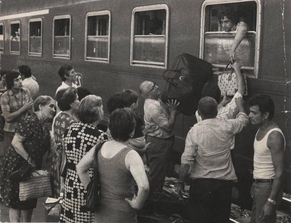 Milano - Stazione Centrale - Banchina dei treni - Passeggeri in partenza sul treno - Passaggio delle valigie dal finestrino