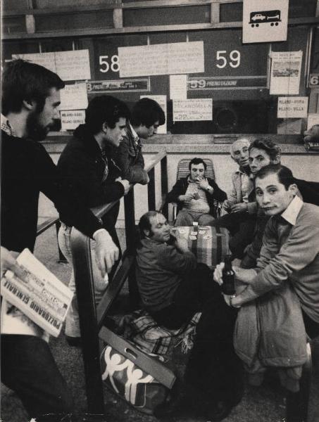 Milano - Stazione Centrale - Interno - Biglietteria - Passeggeri aspettano l'apertura dello sportello per la prenotazione cuccette - Gioco delle carte