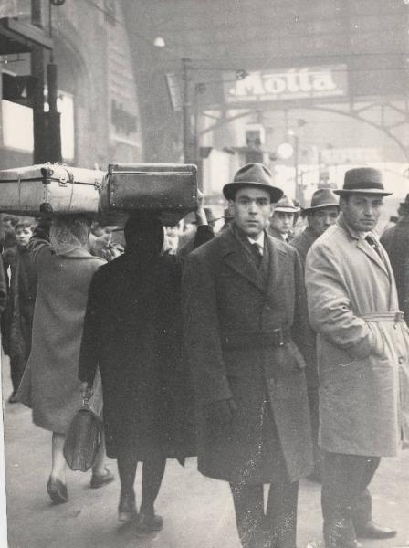 Milano - Stazione Centrale - Interno - Emigranti