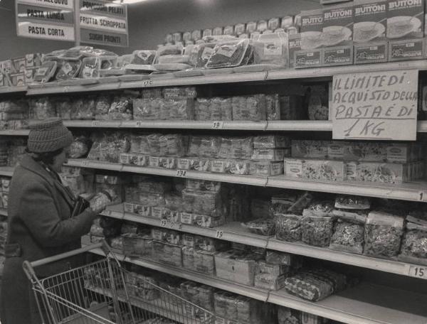 Milano - Supermercato - Interno - Settore pasta - Scaffali - Cartello pasta razionata