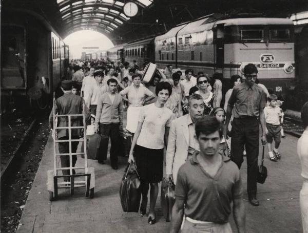 Milano - Stazione Centrale - Interno - Banchine del treno - Folla scesa dal treno