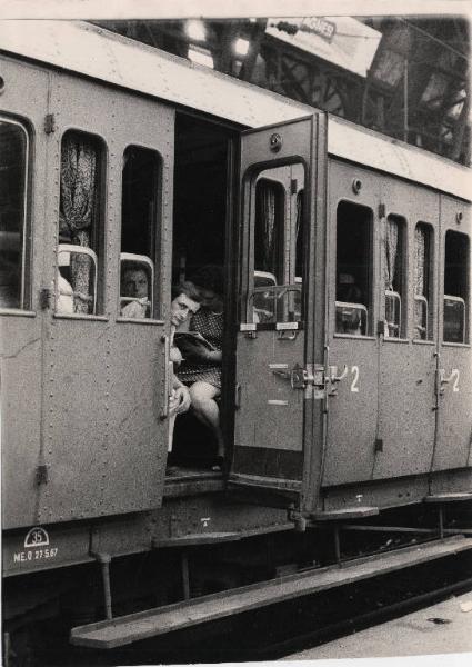 Milano - Stazione Centrale - Interno - Ferragosto - Vecchie carrozze adibite a treni speciali