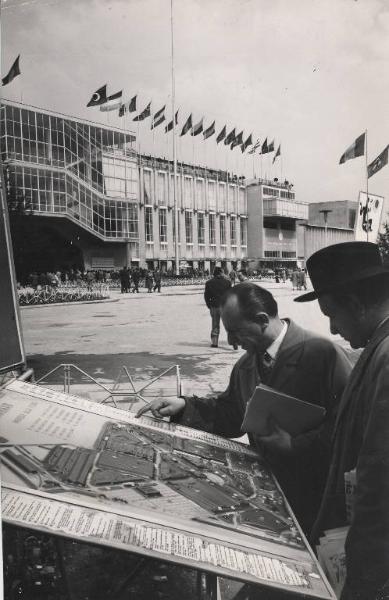 Milano - Fiera Campionaria 1957 - Mappa con planimetria - Visitatori - Bandiere sulla facciata