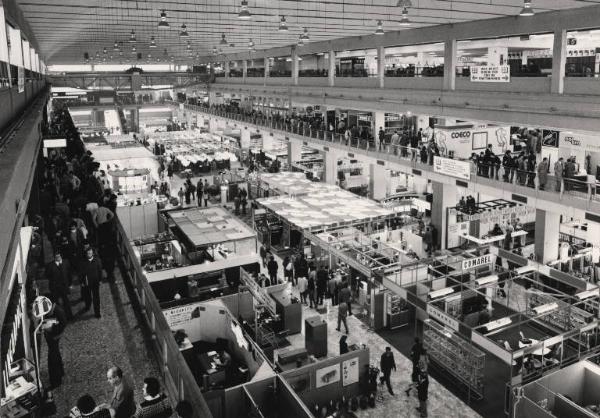 Milano - Fiera Campionaria 1971 - Interno - Padiglione componenti elettrotecnici ed elettronici per l'industria - Panoramica