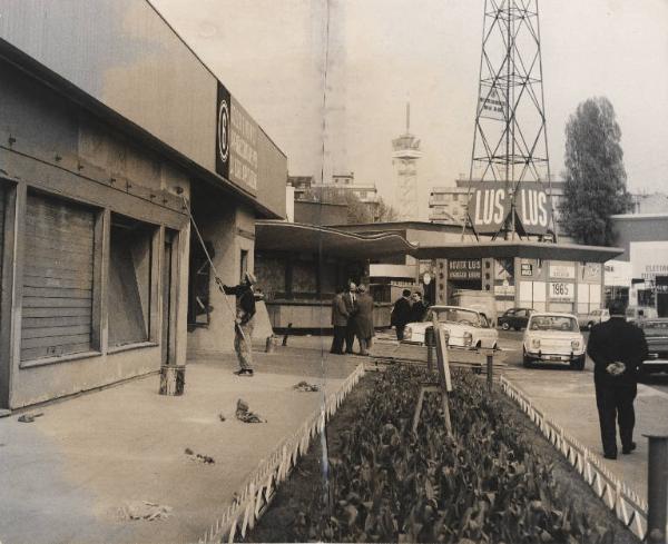 Milano - 44 Fiera Campionaria 1966 - Ultimi preparativi prima dell'apertura - Operaio al lavoro