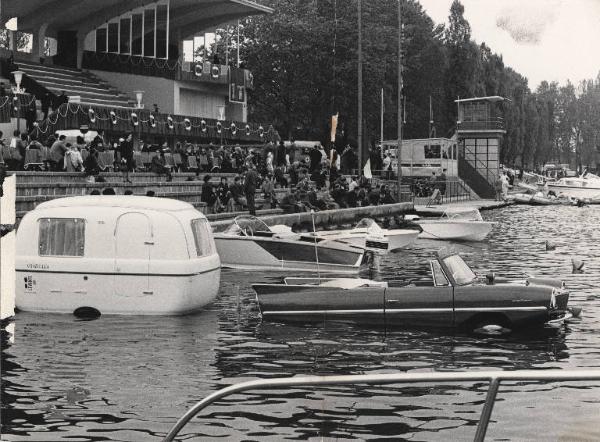 Milano - 44 Fiera Campionaria 1966 - Idroscalo - Inaugurazione del settore nautico - Imbarcazione - Tribuna con il pubblico