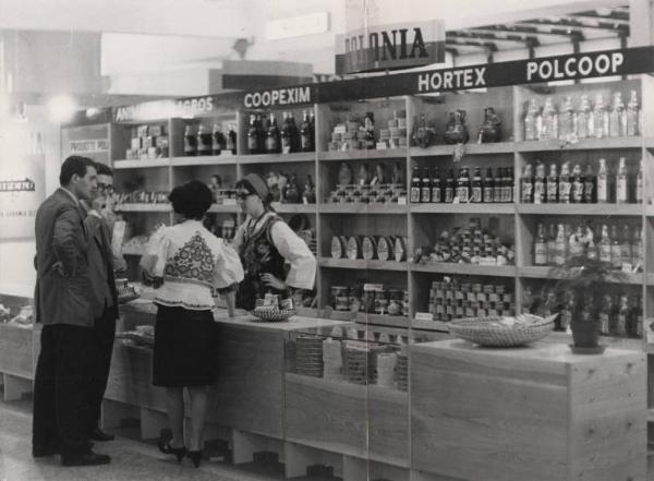 Milano - 44 Fiera Campionaria 1966 - Interno - Padiglione alimentari - Stand Polonia