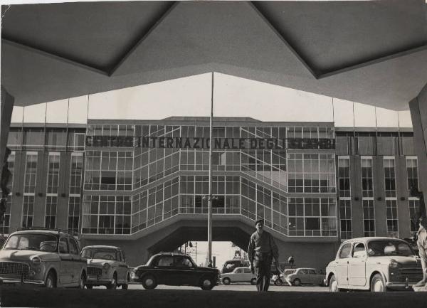 Milano - 39 Fiera Campionaria 1961 - Palazzo delle Nazioni - Insegna Centro Internazionale degli Scambi - Vigilia di apertura - Operaio al lavoro
