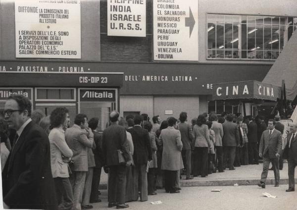 Milano - 52 Fiera Campionaria 1974 - Giorno di apertura - Folla di visitatori davanti al padiglione cinese