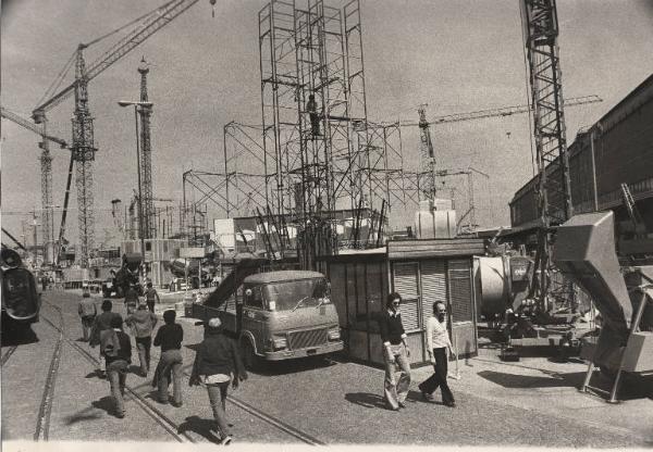 Milano - 53 Fiera Campionaria 1975 - Preparativi prima dell'apertura - Operai al lavoro