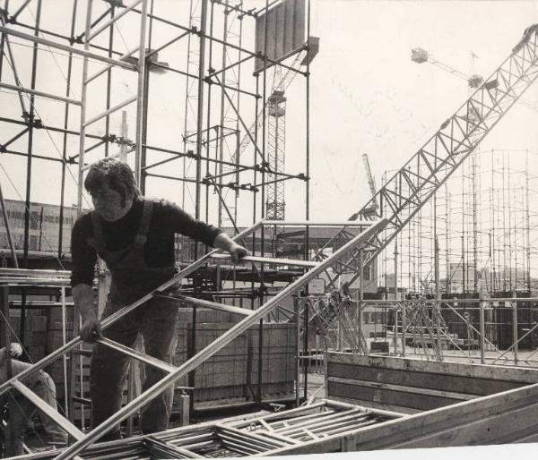 Milano - 54 Fiera Campionaria 1976 - Preparativi prima dell'apertura - Operaio al lavoro