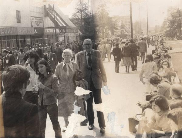 Milano - 54 Fiera Campionaria 1976 - Viale interno - Folla di visitatori