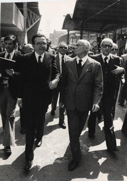 Milano - 55 Fiera Campionaria 1977 - Viale interno - Il Presidente del Consiglio Giulio Andreotti visita la Fiera