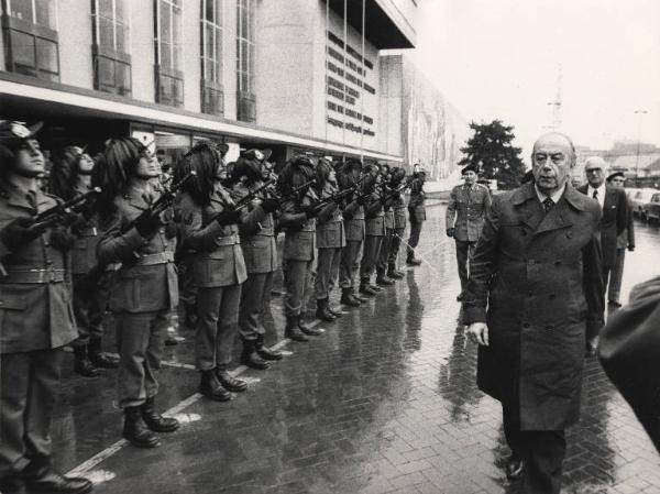 Milano - 56 Fiera Campionaria 1978 - Viale interno - Arrivo del Ministro dell'Industria, Commercio e Artigianato Carlo Donat-Cattin - Schieramento di bersaglieri